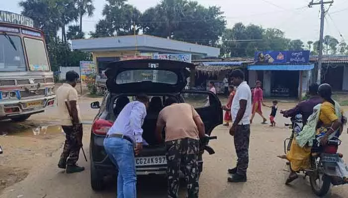 పోలీసుల కట్టుదిట్టమైన తనిఖీలు.. పోలీసుల కట్టుదిట్టమైన తనిఖీలు..