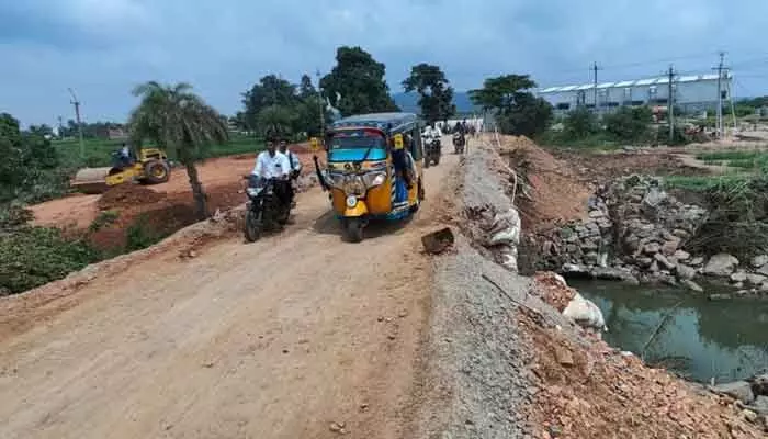 పాములవాగు వంతెనపై ప్రయాణికుల నరకం! పాములవాగు వంతెనపై ప్రయాణికుల నరకం!