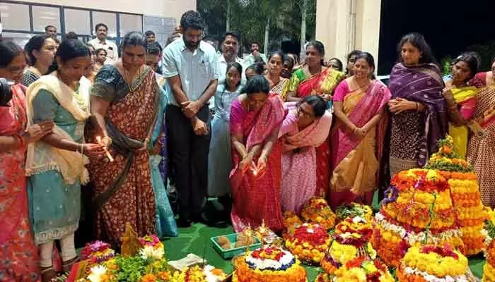 కొత్తగూడెం కలెక్టర్ కార్యాలయంలో అలరించిన బతుకమ్మ వేడుకలు కొత్తగూడెం కలెక్టర్ కార్యాలయంలో అలరించిన బతుకమ్మ వేడుకలు