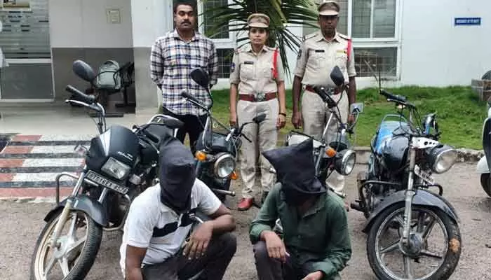 ఇద్దరు బైక్ దొంగల అరెస్టు ఇద్దరు బైక్ దొంగల అరెస్టు