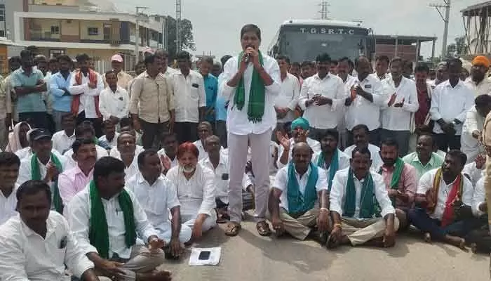 పంట నష్టపోయిన రైతులకు రూ.50 వేల నష్టపరిహారం ఇవ్వాలి పంట నష్టపోయిన రైతులకు రూ.50 వేల నష్టపరిహారం ఇవ్వాలి