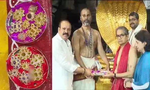తిరుమల శ్రీవారికి భారీ విరాళం.. ఏకంగా 15 బంగారు పతకాలు అందజేత