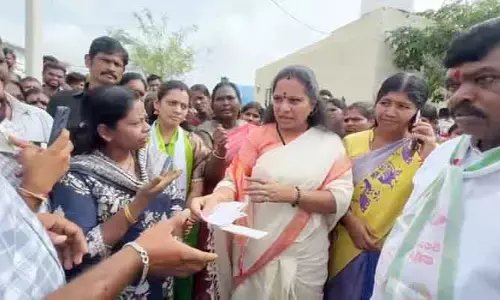 గాజులరామారం బస్తీలో కవిత పర్యటన.. బాధితులకు పరామర్శ