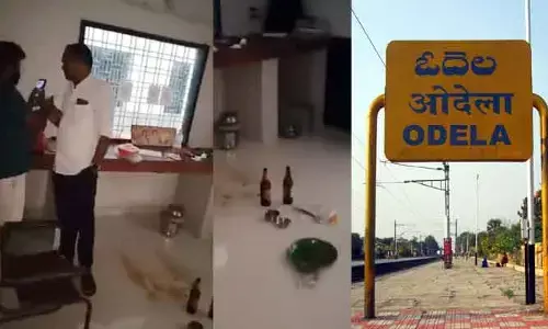 టికెట్ కౌంటర్ కాదు బార్.. రైల్వే స్టేషన్‌లోనే మందు తాగుతూ చిల్ అయిన సిబ్బంది