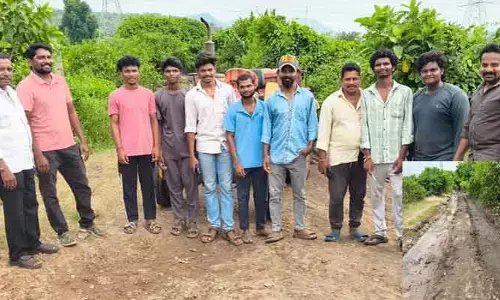 ప్రమాదకరంగా స్మశానవాటిక రహదారి