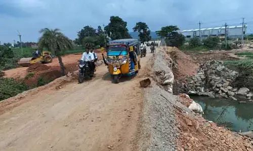 పాములవాగు వంతెనపై ప్రయాణికుల నరకం!