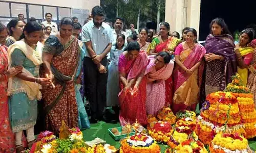 కొత్తగూడెం కలెక్టర్ కార్యాలయంలో అలరించిన బతుకమ్మ వేడుకలు