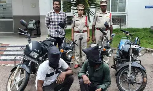 ఇద్దరు బైక్ దొంగల అరెస్టు