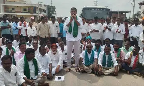 పంట నష్టపోయిన రైతులకు రూ.50 వేల నష్టపరిహారం ఇవ్వాలి