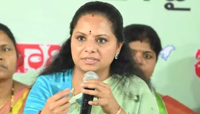 బీసీ రిజర్వేషన్లపై కాంగ్రెస్ కుట్ర కనిపిస్తోంది.. కల్వకుంట్ల కవిత కీలక వ్యాఖ్యలు బీసీ రిజర్వేషన్లపై కాంగ్రెస్ కుట్ర కనిపిస్తోంది.. కల్వకుంట్ల కవిత కీలక వ్యాఖ్యలు
