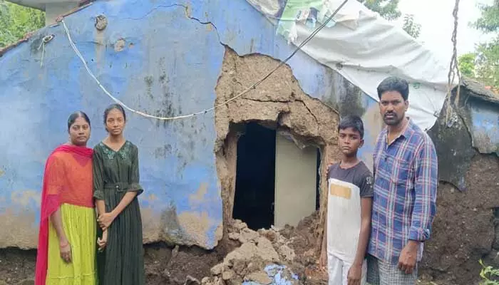 భారీ వర్షానికి కుప్పకూలిన ఇల్లు.. కన్నీటిపర్యంతమైన బాధితులు భారీ వర్షానికి కుప్పకూలిన ఇల్లు.. కన్నీటిపర్యంతమైన బాధితులు