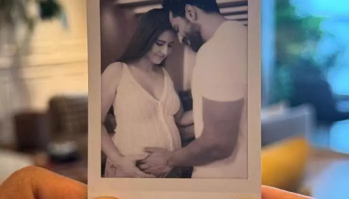 ప్రెగ్నెన్సీ ప్రకటించిన కత్రినా కైఫ్...బేబీ బంప్ తో ఫోటో ప్రెగ్నెన్సీ ప్రకటించిన కత్రినా కైఫ్...బేబీ బంప్ తో ఫోటో