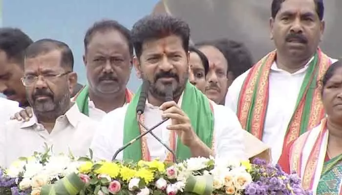 ఆదివాసీలు దేశానికి మూలవాసులు.. సీఎం రేవంత్ రెడ్డి కీలక వ్యాఖ్యలు ఆదివాసీలు దేశానికి మూలవాసులు.. సీఎం రేవంత్ రెడ్డి కీలక వ్యాఖ్యలు