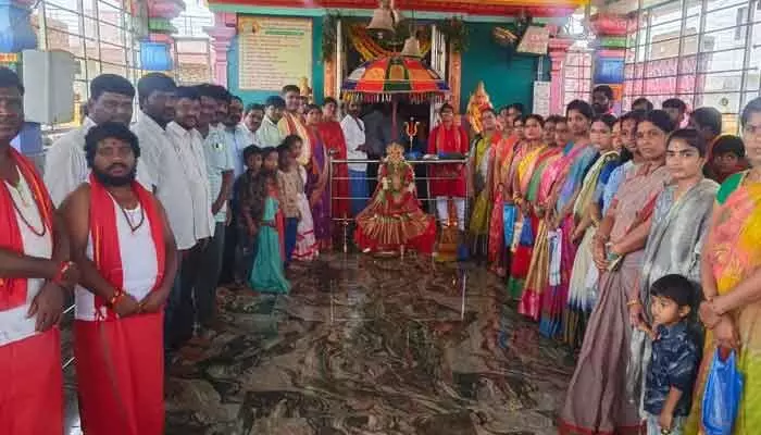గాయత్రి దేవి పూజలో పాల్గొన్న మార్కెట్ కమిటీ చైర్ పర్సన్ గాయత్రి దేవి పూజలో పాల్గొన్న మార్కెట్ కమిటీ చైర్ పర్సన్