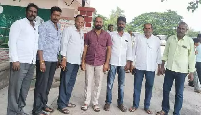 బస్సు రద్దుతో ప్రజల ఇబ్బందులు బస్సు రద్దుతో ప్రజల ఇబ్బందులు