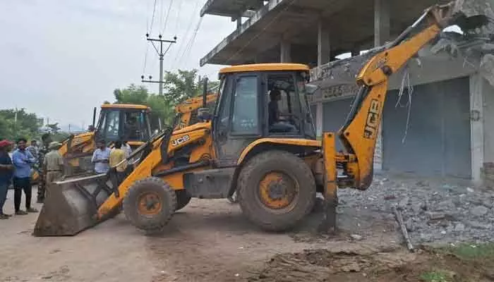 కోర్టు ఆదేశాలతో అక్రమ నిర్మాణం కూల్చివేత.. కోర్టు ఆదేశాలతో అక్రమ నిర్మాణం కూల్చివేత..