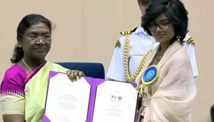 71st National Film Awards: అట్టహాసంగా అవార్డుల ప్రదానోత్సవం.. న్యూఢిల్లీలో మెరిసిన తారలు 71st National Film Awards: అట్టహాసంగా అవార్డుల ప్రదానోత్సవం.. న్యూఢిల్లీలో మెరిసిన తారలు