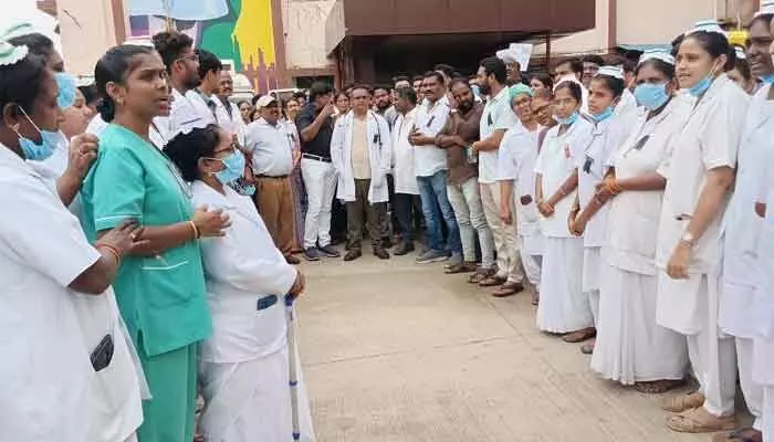 మహబూబాబాద్ జనరల్ ఆస్పత్రిలో వైద్యుల నిరసన.! మహబూబాబాద్ జనరల్ ఆస్పత్రిలో వైద్యుల నిరసన.!