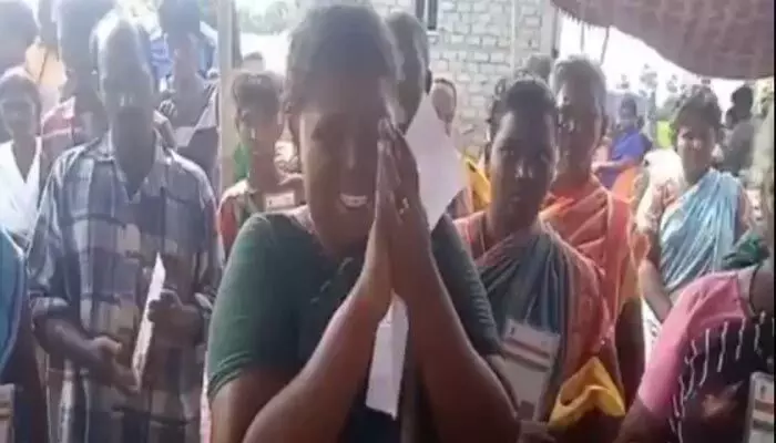 మానవత్వం మంట కలిసిన వేళ.. తక్కువ కులం అని శవాన్ని పూడ్చిపెట్టనివ్వని గ్రామస్థులు! మానవత్వం మంట కలిసిన వేళ.. తక్కువ కులం అని శవాన్ని పూడ్చిపెట్టనివ్వని గ్రామస్థులు!