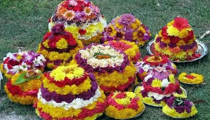 పూలలో పొంగిన తెలంగాణ గౌరవం పూలలో పొంగిన తెలంగాణ గౌరవం