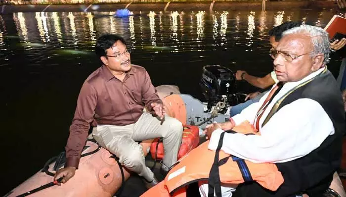 బతుకమ్మకుంటలో హైడ్రా కమిషనర్ బోటు షికారు బతుకమ్మకుంటలో హైడ్రా కమిషనర్ బోటు షికారు