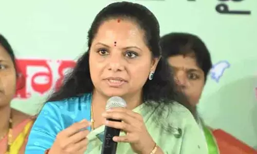 బీసీ రిజర్వేషన్లపై కాంగ్రెస్ కుట్ర కనిపిస్తోంది.. కల్వకుంట్ల కవిత కీలక వ్యాఖ్యలు