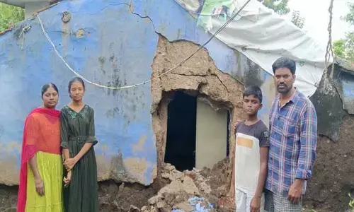 భారీ వర్షానికి కుప్పకూలిన ఇల్లు.. కన్నీటిపర్యంతమైన బాధితులు