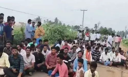 ఉప్పాడ రోడ్డు మూసేసి.. మత్స్యకారుల నిరసన