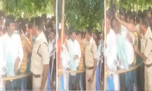 UREA: యూరియా కోసం వచ్చిన రైతుపై పోలీస్ దాడి.. రైతుల ఆగ్రహం