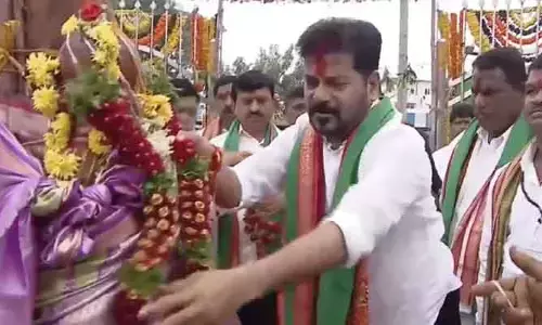 మేడారం చేరుకున్న CM రేవంత్‌ రెడ్డి.. కాసేపట్లో అధికారులతో సమీక్ష