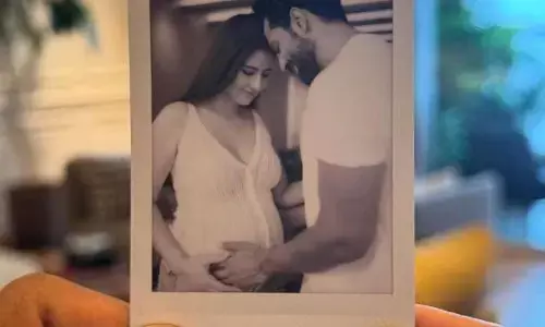 ప్రెగ్నెన్సీ ప్రకటించిన కత్రినా కైఫ్...బేబీ బంప్ తో  ఫోటో
