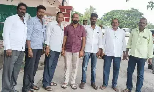 బస్సు రద్దుతో ప్రజల ఇబ్బందులు
