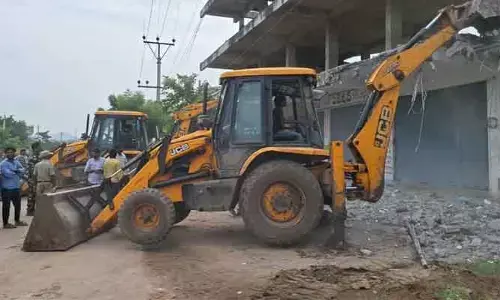 కోర్టు ఆదేశాలతో అక్రమ నిర్మాణం కూల్చివేత..