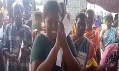 మానవత్వం మంట కలిసిన వేళ.. తక్కువ కులం అని శవాన్ని పూడ్చిపెట్టనివ్వని గ్రామస్థులు!