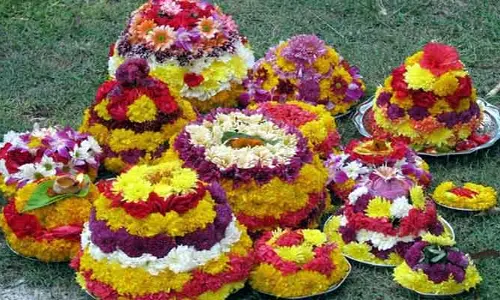 పూలలో పొంగిన తెలంగాణ గౌరవం