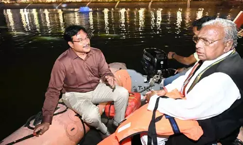 బ‌తుక‌మ్మకుంటలో హైడ్రా క‌మిష‌న‌ర్ బోటు షికారు