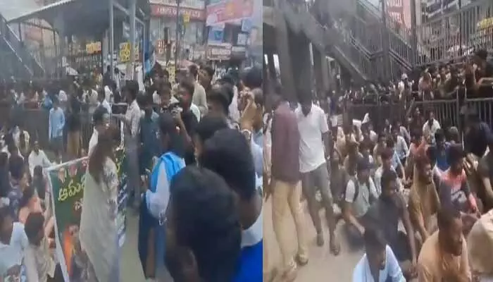 Job calendar: రోడెక్కిన నిరుద్యోగులు.. దిల్ సుఖ్ నగర్ వద్ద భారీగా ట్రాఫిక్ జామ్ Job calendar: రోడెక్కిన నిరుద్యోగులు.. దిల్ సుఖ్ నగర్ వద్ద భారీగా ట్రాఫిక్ జామ్