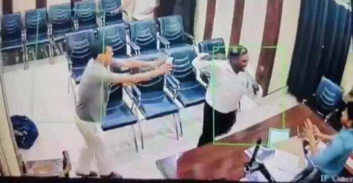 Viral Video : DEOను బెల్ట్తో కొట్టిన హెడ్ మాస్టర్.. ఆమెను వేధిస్తున్నావా అన్నందుకే.. Viral Video : DEOను బెల్ట్తో కొట్టిన హెడ్ మాస్టర్.. ఆమెను వేధిస్తున్నావా అన్నందుకే..
