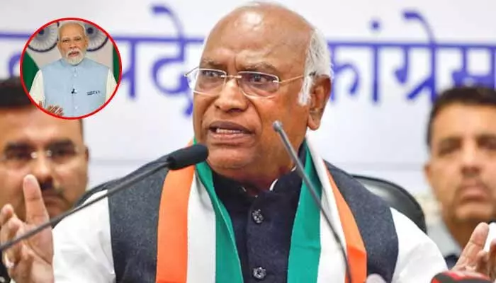 Kharge: నీ వారసుడి మాటలకు సమాధానం చెప్పు.. మోడీపై ఖర్గే ఫైర్ Kharge: నీ వారసుడి మాటలకు సమాధానం చెప్పు.. మోడీపై ఖర్గే ఫైర్