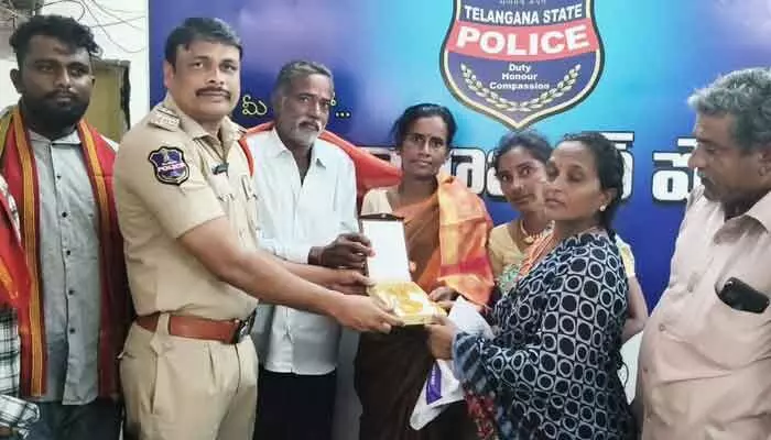 పోగొట్టుకున్న బంగారం దొరికిందోచ్.. పోగొట్టుకున్న బంగారం దొరికిందోచ్..