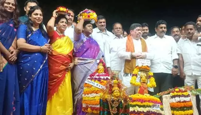 ఆడబిడ్డల ఆశీర్వాదమే ప్రజా ప్రభుత్వానికి అండ ఆడబిడ్డల ఆశీర్వాదమే ప్రజా ప్రభుత్వానికి అండ