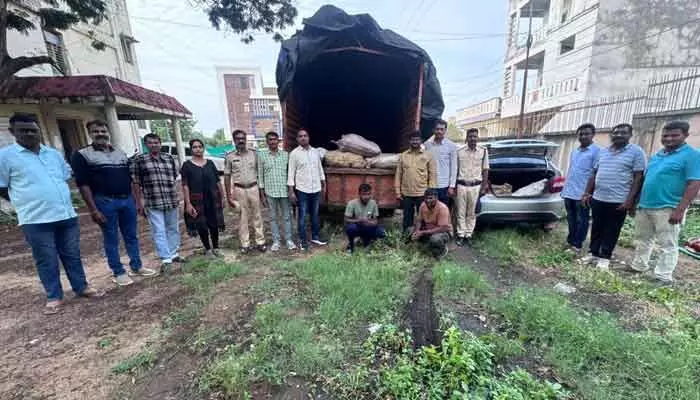 తొర్రూరులో ఎక్సైజ్ పోలీసుల దాడి తొర్రూరులో ఎక్సైజ్ పోలీసుల దాడి