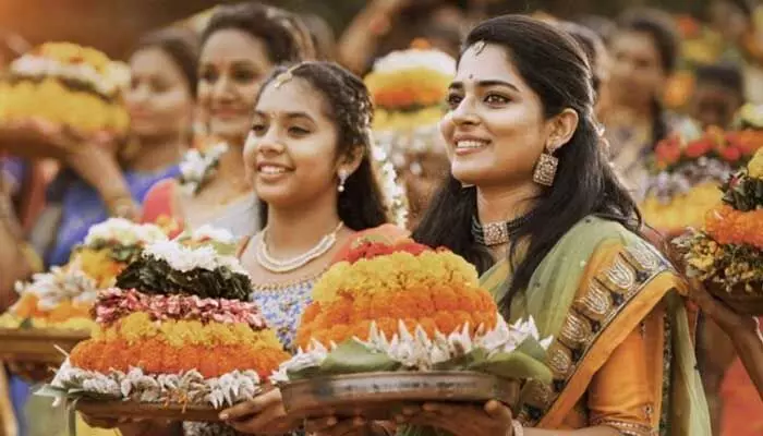 సరూర్నగర్ స్టేడియంలో భారీ బతుకమ్మ వేడుక.. టార్గెట్ గిన్నిస్ రికార్డ్ సరూర్నగర్ స్టేడియంలో భారీ బతుకమ్మ వేడుక.. టార్గెట్ గిన్నిస్ రికార్డ్