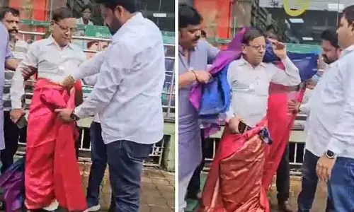 కాంగ్రెస్ పార్టీ సీనియర్ నాయకుడికి చీర కట్టిన బీజేపీ నేతలు.. ఎందుకంటే?