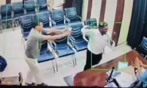 Viral Video : DEOను బెల్ట్‌తో కొట్టిన హెడ్ మాస్టర్.. ఆమెను వేధిస్తున్నావా అన్నందుకే..