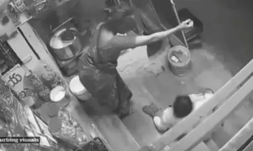 నడిరోడ్డుపై మహిళను కత్తితో పొడిచి పరార్