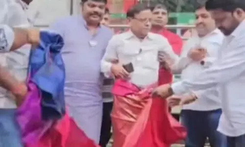 మోడీ చీర ఎఫెక్ట్.. కాంగ్రెస్ లీడర్‌కు రూ.5 వేల చీర కట్టిన బీజేపీ కార్యకర్తలు