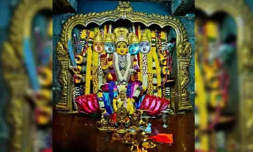 గాయత్రిమాతగా భద్రకాళి అమ్మవారు