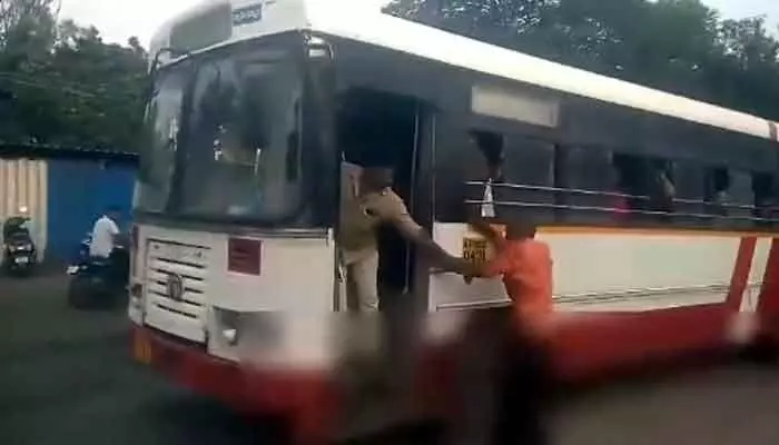 మద్యం మత్తులో వృద్ధుడు వీరంగం.. కండక్టర్పై లుంగీ విసురుతూ బూతులు మద్యం మత్తులో వృద్ధుడు వీరంగం.. కండక్టర్పై లుంగీ విసురుతూ బూతులు