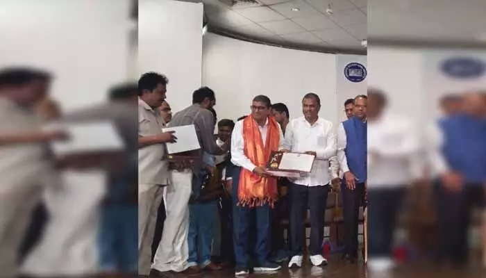 జాతీయ ఉత్తమ ఉపాధ్యాయ అవార్డు గ్రహీతకు ఘన సన్మానం జాతీయ ఉత్తమ ఉపాధ్యాయ అవార్డు గ్రహీతకు ఘన సన్మానం